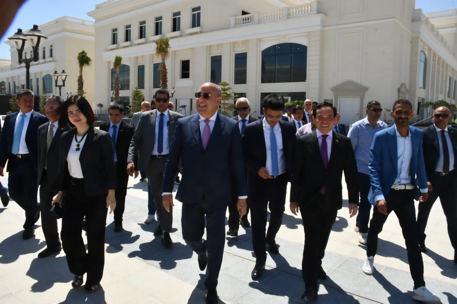 بالصور.. وزير الإسكان يصطحب نائب رئيس الوزراء الفيتنامي فى جولة بمدينة العلمين الجديدة
