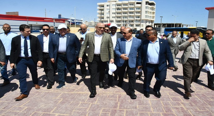بالصور .. وزير الإسكان ومحافظ البحر الأحمر يتفقدان مشروعي تطوير الممشى السياحي لمدينة الغردقة بطريق القرى السياحية