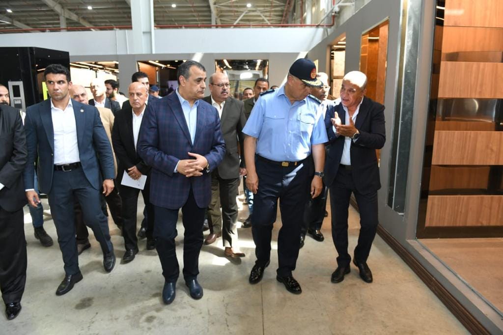بالصور..”وزير الإنتاج الحربي” و”قائد القيادة الإستراتيجية” يتفقدان”مصنع إنتاج المصاعد الكهربائية”