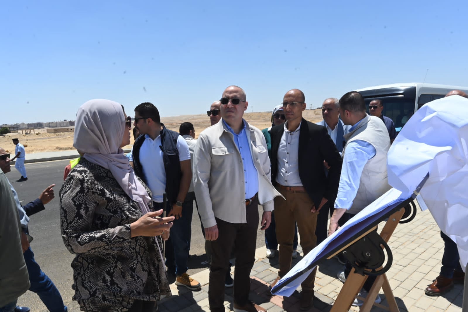 بالصور ..وزير الإسكان يختتم جولته بمدينة القاهرة الجديدة بتفقد عدد من مشروعات تطوير ورفع كفاءة محاور الطرق بالمدينة