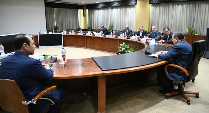 الملا يبحث مع نائب الرئيس التنفيذي لشركة كاتربيلر إنك العالمية فرص زيادة التعاون