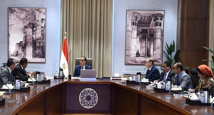بالصور.. رئيس الوزراء يتابع مع محافظ أسيوط موقف تنفيذ المشروعات بالمحافظة