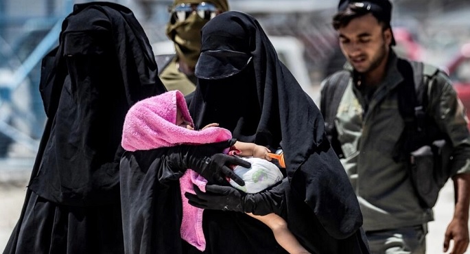 باريس أعادت 10 نساء و25 طفلا من مخيمات في سوريا