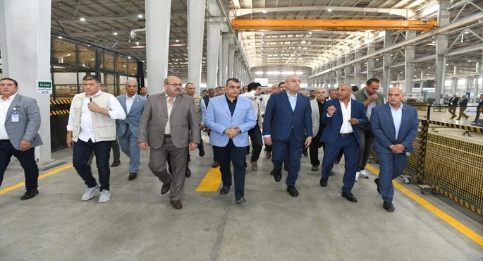 بالصور .. وزيرا الإنتاج الحربي والإسكان يتفقدان “مصنع إنتاج المصاعد الكهربائية”