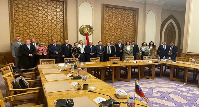 بالصور.. مساعد وزير الخارجية للشئون الأوروبية يستقبل وفداً من وزارة الخارجية السلوفاكية