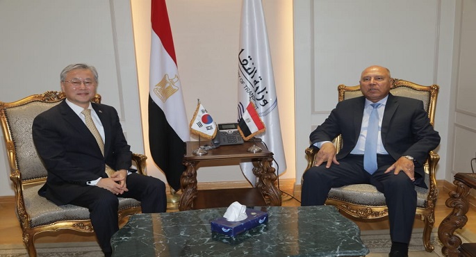 بالصور.. وزير النقل يبحث مع سفير كوريا الجنوبية آخر مستجدات توطين صناعة قطارات المترو في شرق بورسعيد