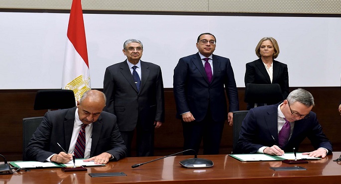 التوقيع على اتفاقية لتخصيص قطعة أرض لشركة “سكاتك النرويجية” لإقامة محطة طاقة رياح غرب سوهاج
