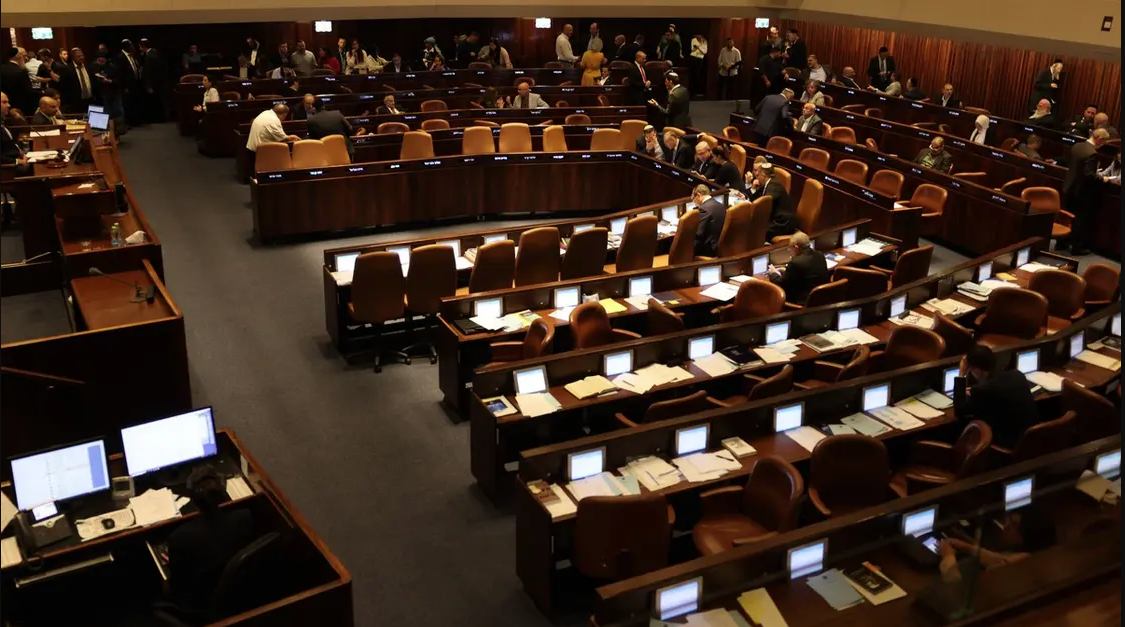 احتجاجات ودعوات ليوم غضب في اسرائيل بعد تمرير الكنيست قانون يقوض صلاحيات القضاء