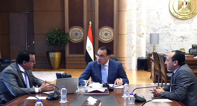 بالصور..رئيس الوزراء يتابع مع وزير الصحة موقف تنفيذ حملة “100 يوم صحة”