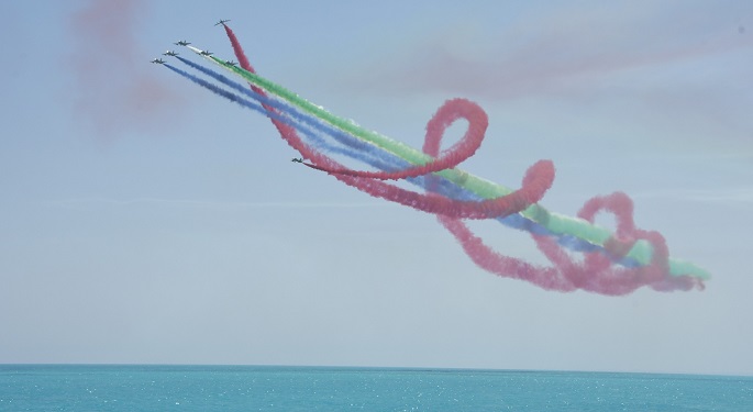 بالصور.. عرض جوي مصري إماراتي في سماء العلمين الجديدة