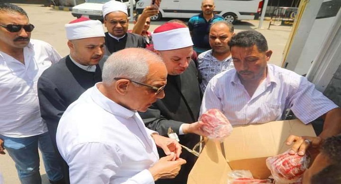 بالصور..محافظ الجيزة يشهد توزيع 2 طن من لحوم أضاحي الأوقاف