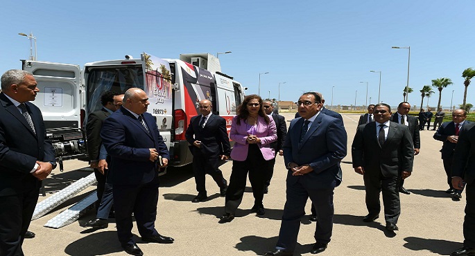 بالصور .. رئيس الوزراء يشهد اصطفاف 20 مركزا تكنولوجيا متنقلا لتقديم الخدمات الحكومية