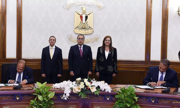 بالصور.. رئيس الوزراء يشهد مراسم توقيع مذكرة تفاهم بين “صندوق مصر السيادي” وشركة “إندوراما” العالمية