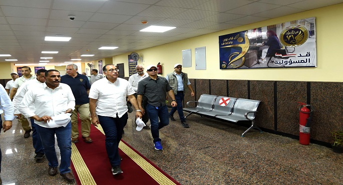 رئيس الوزراء يتفقد وحدة مرور بواحة سيوة