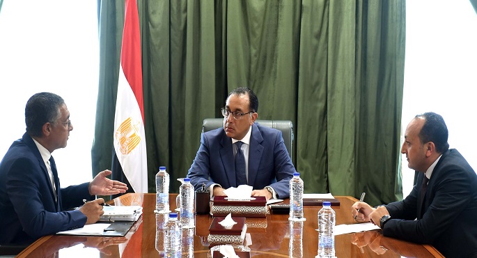 مدبولي يتابع مع الرئيس التنفيذي للهيئة العامة للاستثمار عددا من ملفات العمل