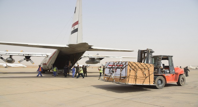 بالصور – بتوجيهات الرئيس السيسي.. مصر ترسل شحنات إنسانية مقدمة من الجامعة العربية للشعب السوداني