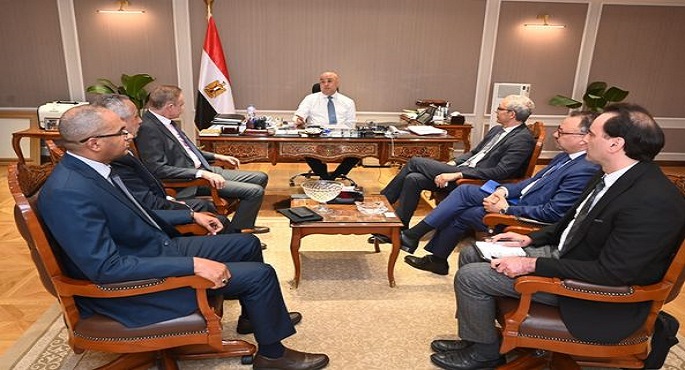 بالصور.. وزير الإسكان يبحث مع مسئولى شركة أكوا باور سبل تعزيز التعاون فى مجال تحلية مياه البحر