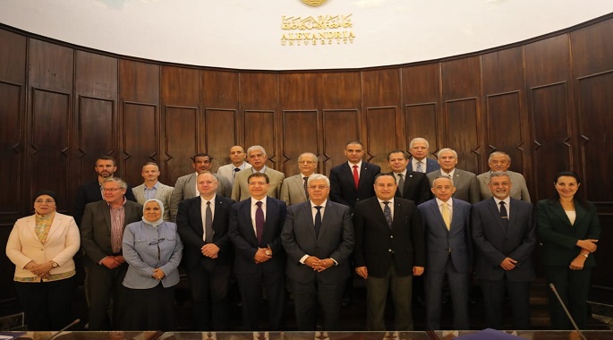 بالصور .. وزير التعليم العالي يؤكد على أهمية وجود الشراكات بين المؤسسات الأكاديمية والصناعية والإنتاجية لخدمة المجتمع
