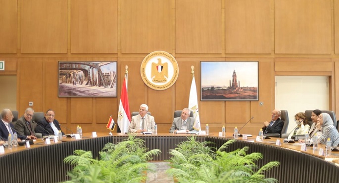وزير التعليم العالي يعقد اجتماعًا مع مستشاريه بالجامعات الخاصة والأهلية وأفرع الجامعات الأجنبية