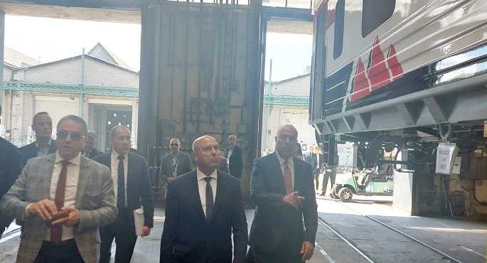بالصور.. وزير النقل يبحث مع شركة مجرية لتوطين صناعة عربات السكك الحديدية في مصر