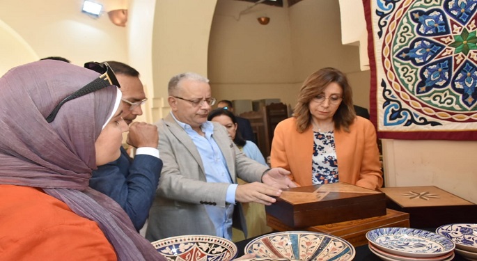 بالصور.. وزيرة الثقافة تتفقد مركز الحرف اليدوية والتقليدية بالفسطاط