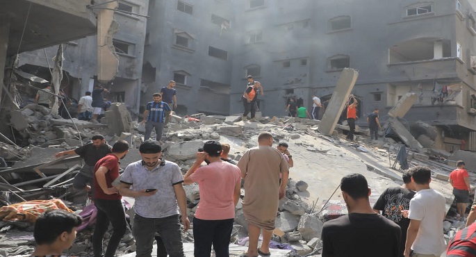 استشهاد 15 شخصا على الأقل في قصف إسرائيلي استهدف منزلا وسط قطاع غزة