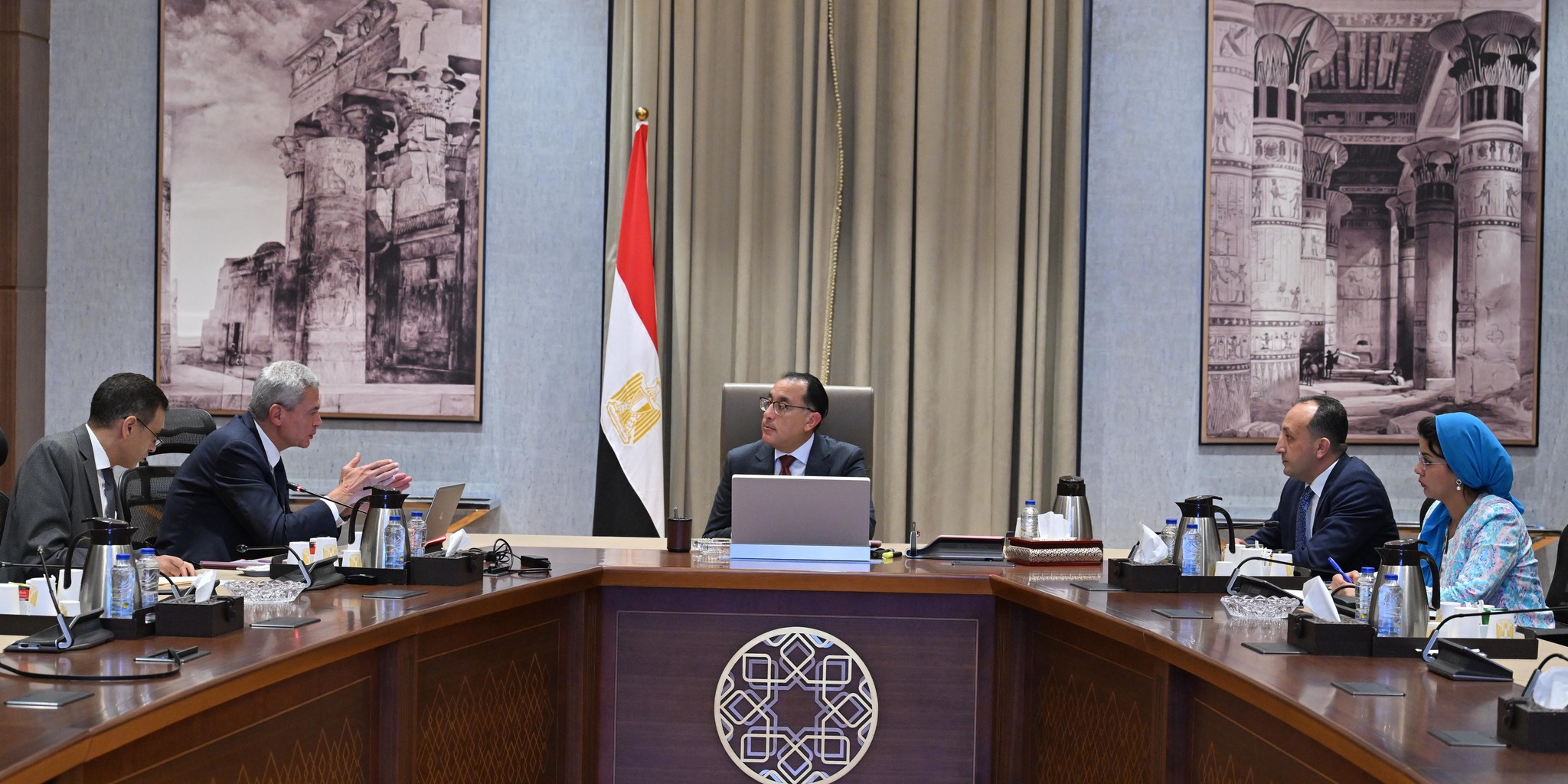 بالصور .. رئيس الوزراء يتابع ملفات عمل الهيئة المصرية للشراء الموحد
