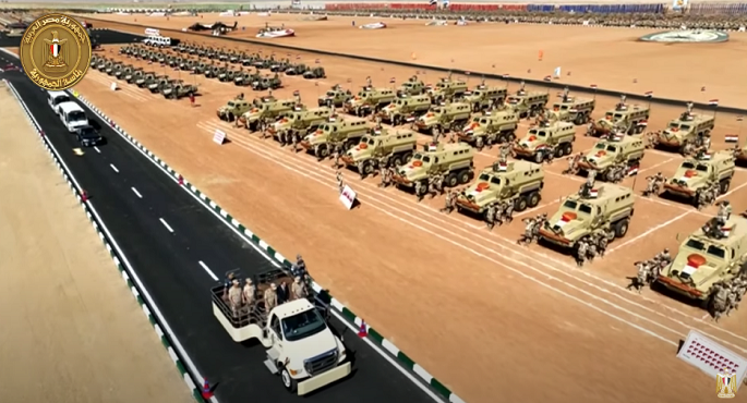 الرئيس السيسي يتفقد اصطفاف تفتيش حرب الفرقة الرابعة المدرعة بالجيش الميداني الثالث