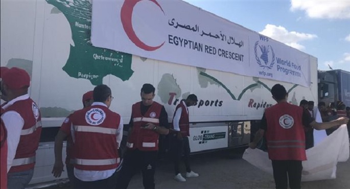 الهلال الأحمر المصري يرسل ٨٤ شاحنة مساعدات غذائية وإنسانية إلى قطاع غزة حتى الآن