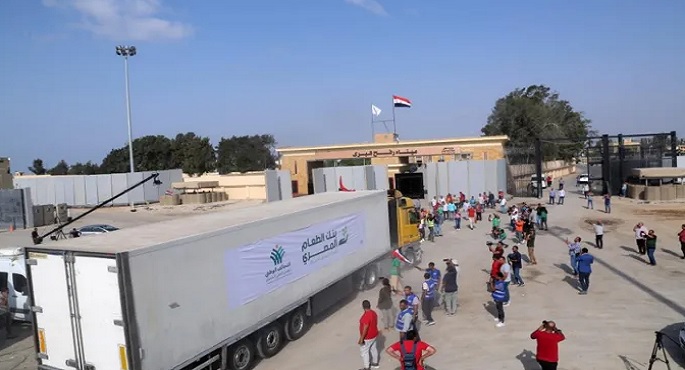 أول شحنة مساعدات تعبر معبر رفح منذ انتهاء هدنة غزة