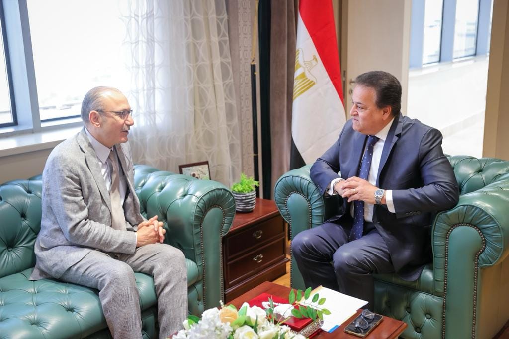 وزير الصحة يلتقي السفير التركي لدى مصر لبحث التعاون لإيصال الإغاثات الطبية لأهالي غزة