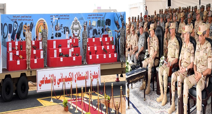 بالصور .. أسامة عسكر يشهد تنفيذ بياناً عملياً لأعمال التطهير الكيميائي لإحدى القواعد الجوية