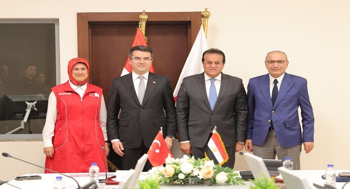 بالصور.. وزير الصحة يبحث مع رئيس هيئة الكوارث والطوارئ والسفير التركي سبل التعاون لإيصال المساعدات الطبية لأهالي غزة