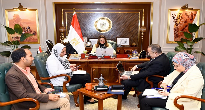 بالصور .. وزيرة الهجرة تلتقي خبيرا مصريا بالخارج لبحث تدريب الممرضين وإنشاء مركز متخصص في جراحات الأجنة والأبحاث