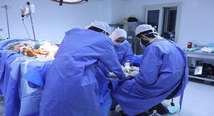 بالصور.. الصحة: وصول مجموعة من الأشقاء الفلسطينيين المصابين في أحداث غزة للعلاج بمصر