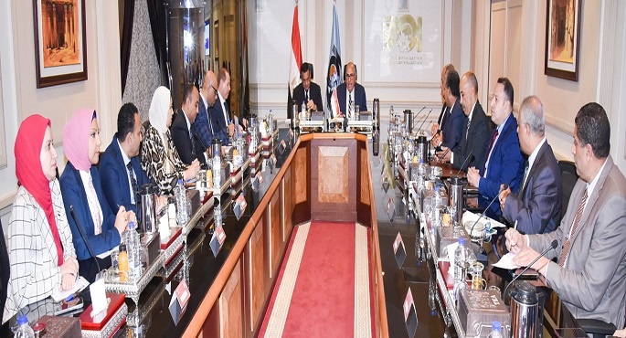 رئيس الهيئة العربية للتصنيع ووزير التنمية المحلية يتابعان الموقف التنفيذي لمشروعات البنية التحتية لمنظومة المخلفات
