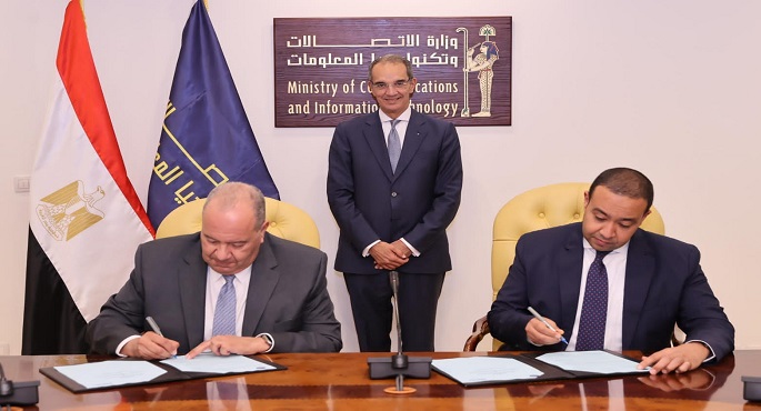 طلعت يشهد توقيع عقد بين المصرية للاتصالات و”راية” لإنشاء المرحلة الثانية من مركز البيانات الإقليمي