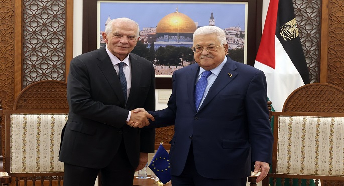 الرئيس عباس يلتقي بوريل ويؤكد الرفض القاطع لتهجير الفلسطينيين من غزة أو الضفة