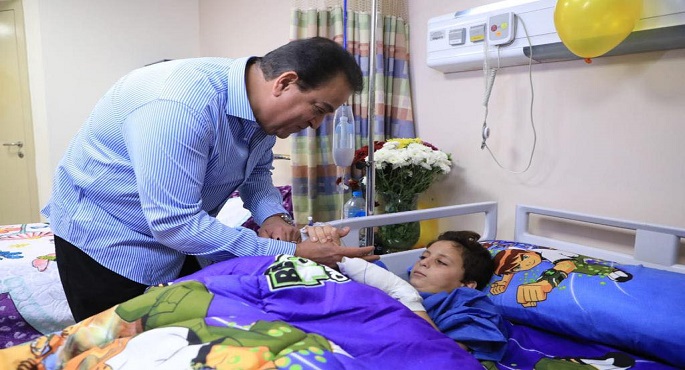 بالصور.. وزير الصحة يطمئن على الطفل الفلسطيني “عبدالله الكحيل” بمعهد ناصر ويجتمع مع الفريق الطبي المعالج