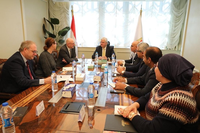 بالصور .. وزير التعليم العالي يلتقي وفد جامعة إكستر البريطانية لبحث وتعزيز التعاون المشترك