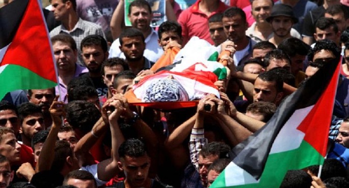 استشهاد شاب فلسطيني وإصابة آخرين برصاص الاحتلال الإسرائيلي في مُخيم “الفوار” بالخليل