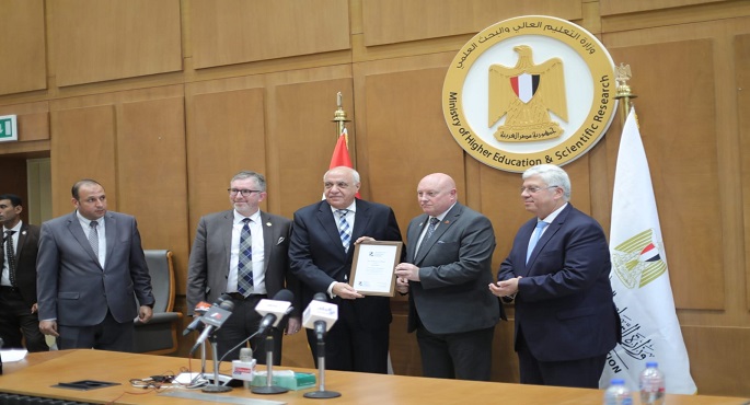 بالصور .. وزير التعليم العالي يلتقي وفد الكلية الملكية للجراحين في أدنبرة بالمملكة المتحدة