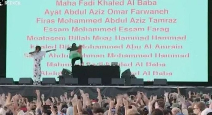 رابر أمريكي شهير يشعل المسرح بأسماء ضحايا أطفال غزة