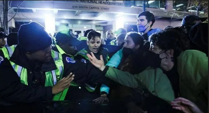 اشتباكات بين شرطة الكابيتول ومحتجين يطالبون بوقف إطلاق النار في غزة