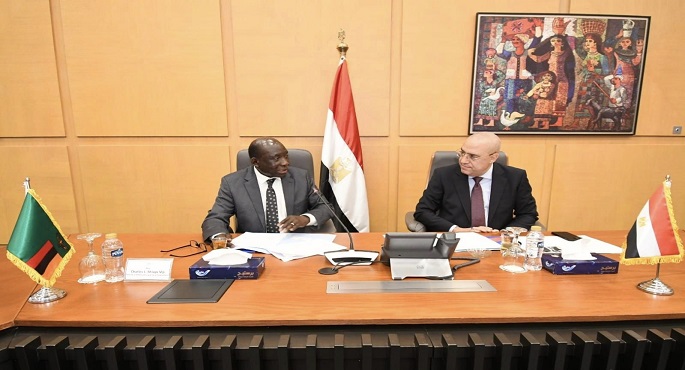 بالصور.. وزير الإسكان يعرض على نظيره الزامبى التجربة العمرانية المصرية