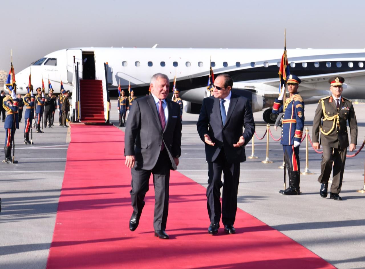 الرئيس السيسي يستقبل العاهل الأردني لدى وصوله بمطار القاهرة الدولي