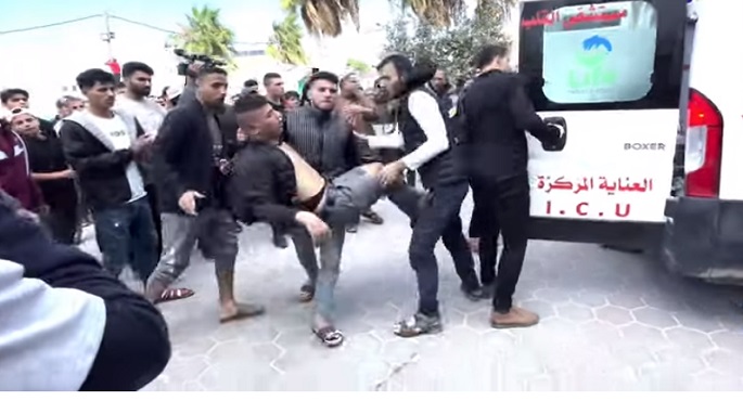12 شهيدًا وعشرات الجرحى في قصف مدرسة “للأونروا” في مخيم البريج وسط غزة .. واستمرار حصار المستشفى الإندونيسي