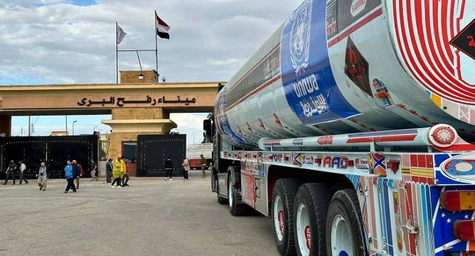 كميات ضخمة من شاحنات الوقود والمساعدات تدخل غزة فى ثاني أيام الهدنة