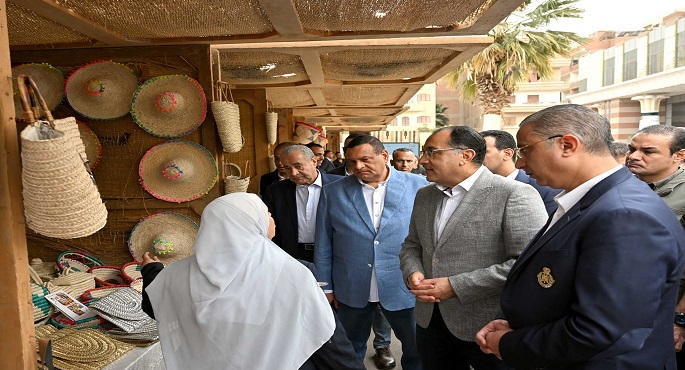 بالصور ..مدبولى: توجيهات من الرئيس بدعم المشروعات الصغيرة والمتوسطة ومتناهية الصغر لا سيما الحرف التراثية واليدوية بالمحافظات