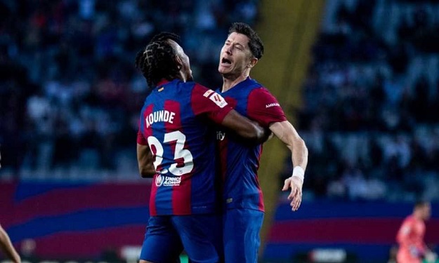 برشلونة يقلب تأخره ويفوز على ألافيس بثنائية ليفاندوفسكي بالدوري الإسباني